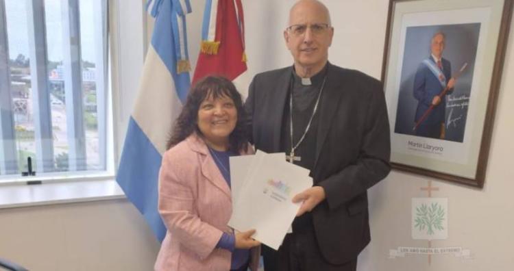 Mons. Olivera recibió en Córdoba la Declaración del reconocimiento de Larrabure