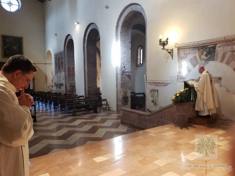 Mons. Olivera visitó Asís y rezó al beato Carlo Acutis por los jóvenes
