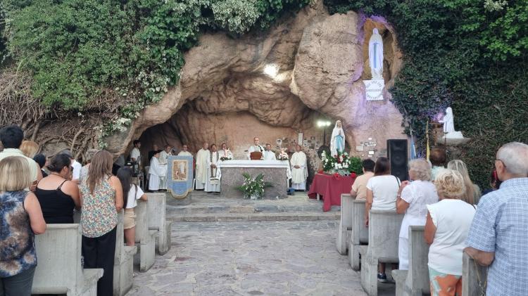 Mons. Salaberry presidió la celebración de la Virgen de Lourdes en Azul