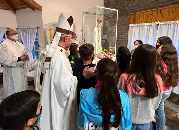 Mons. Scheinig entronizó las reliquias de Francisco y Jacinta Marto en Chivilcoy