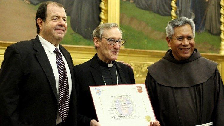 Mons. Sucunza recibió una edición especial del Premio San Francisco