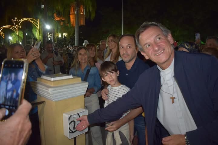 Monseñor Canecín bendijo el árbol navideño en la plaza principal de Goya