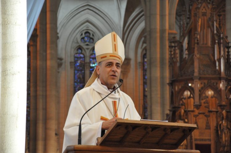 Monseñor Fernández se despedirá con una misa en la catedral platense