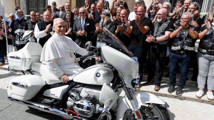 Motociclistas alemanes regalan una moto al Papa para ayudar a los niños de Madagascar Motociclistas alemanes regalan una moto al Papa para ayudar a los niños de Madagascar