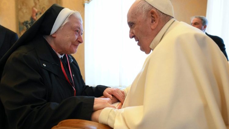 'Nadie debe sentirse solo en la enfermedad', insistió el Papa