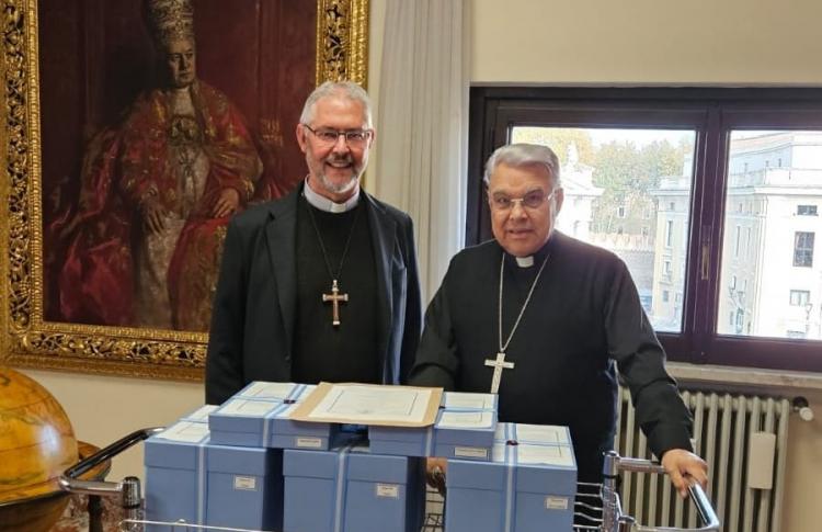 Negro Manuel: Mons. Scheinig entregó el compendio documental en el Vaticano