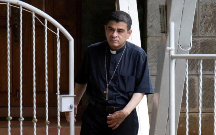 Nicaragua habría liberado al obispo Rolando Álvarez y buscaría exiliarlo en Roma