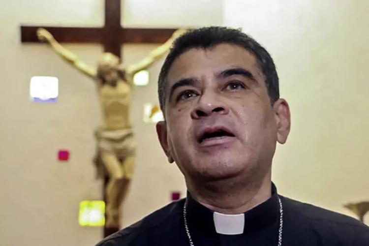 Nicaragua libera y destierra al obispo Rolando Álvarez y a otros 18 religiosos