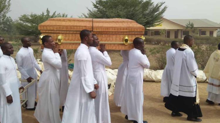 Nigeria: Más de 700 sacerdotes protestan pacíficamente en el funeral del padre Vitus Borogo