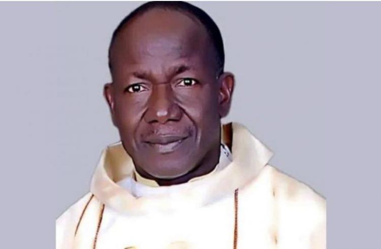 Nigeria: Queman vivo a un sacerdote