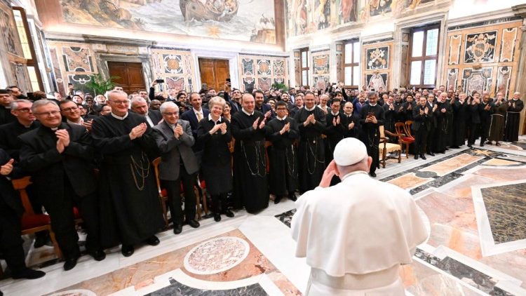 No a una 'moralidad fría y de escritorio', alertó el Papa