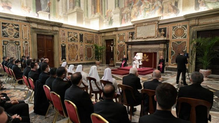 No se queden "atrincherados" en la sacristía, pidió el Papa a los sacerdotes