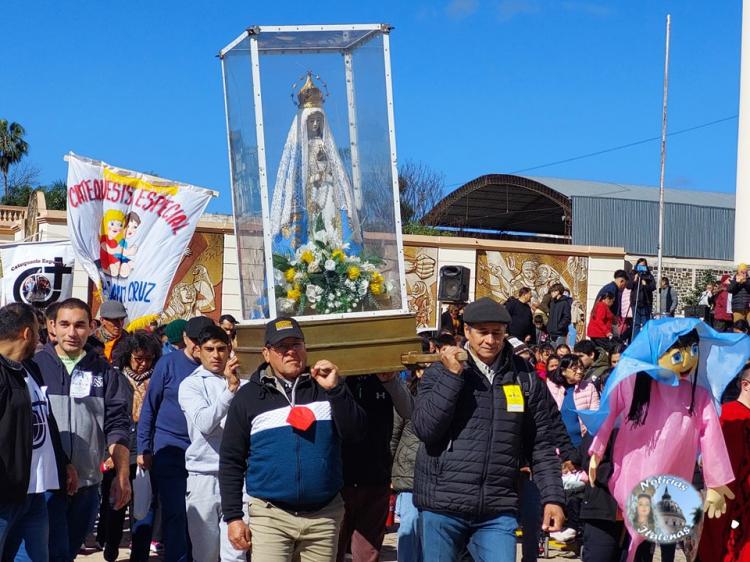 Nutrida peregrinación de la Catequesis Especial del NEA a la basílica de Itatí