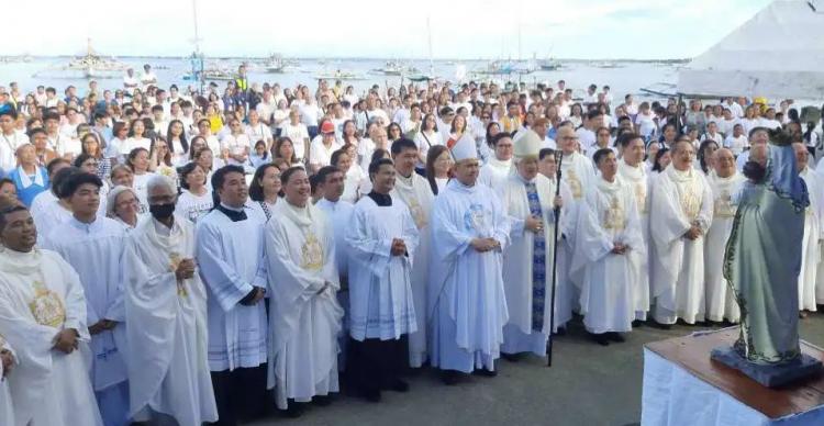 Un obispo filipino navegó por la paz en el Mar de China Meridional