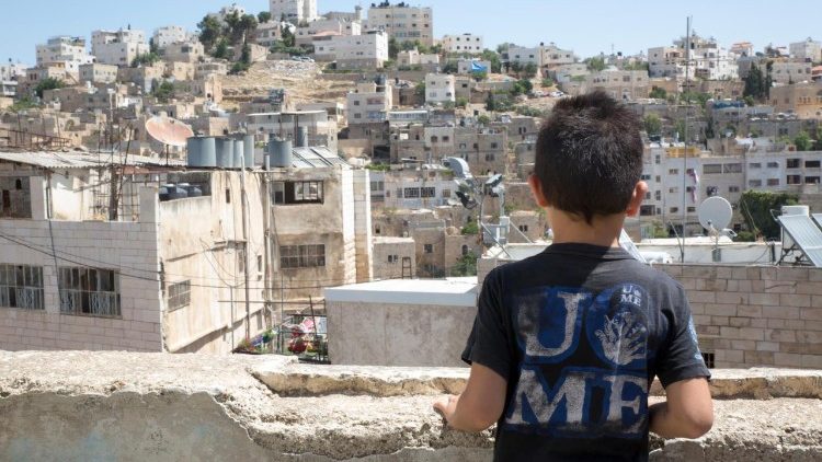 Un obispo portugués visita a los jóvenes palestinos que no podrán asistir a la JMJ