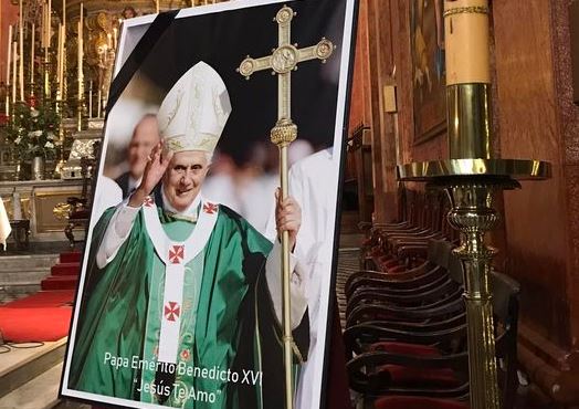 Obispos argentinos despiden a Benedicto XVI con misas en su honor