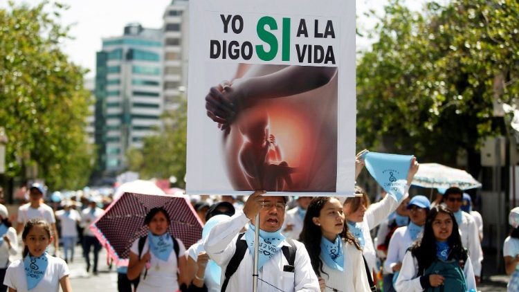 Obispos ecuatorianos rechazan ley que permite el aborto por violación o discapacidad
