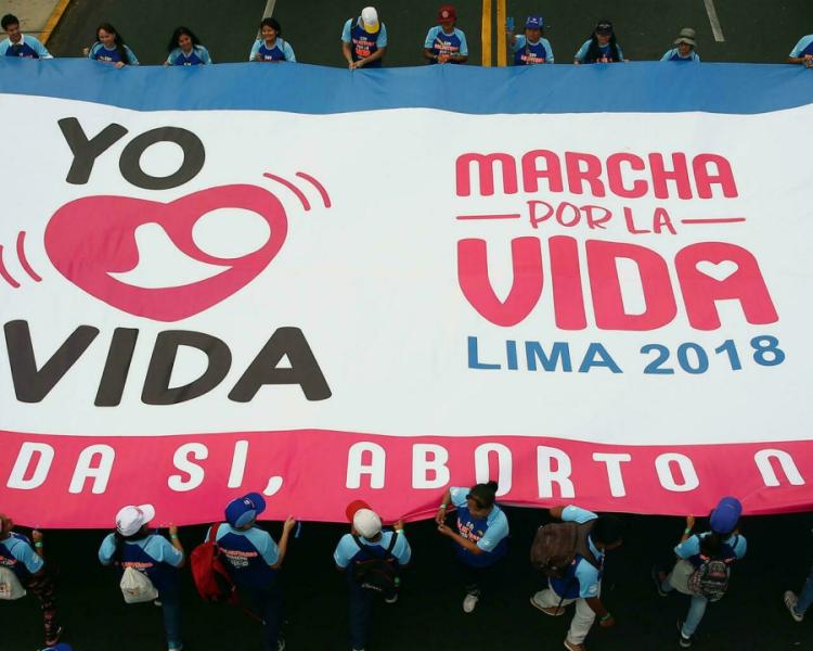 Obispos peruanos rechazan despenalización del aborto en caso de violación