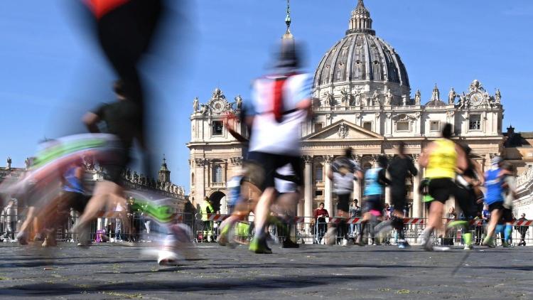 Oraciones y un abrazo maratónico por la salud del Papa