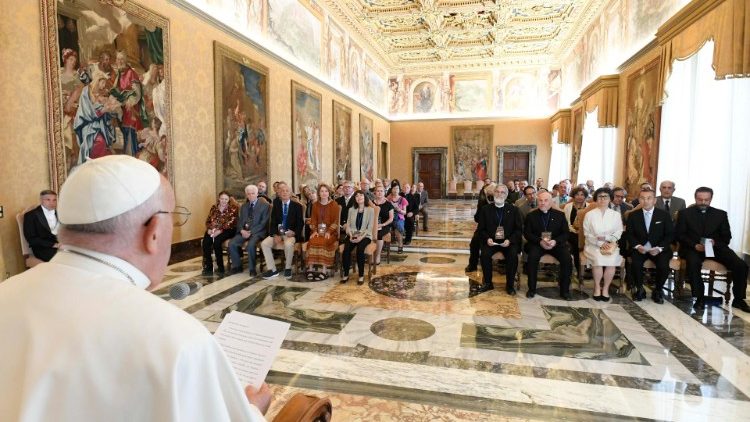 Papa: ciencia y fe tienen la misma matriz en la Verdad absoluta de Dios