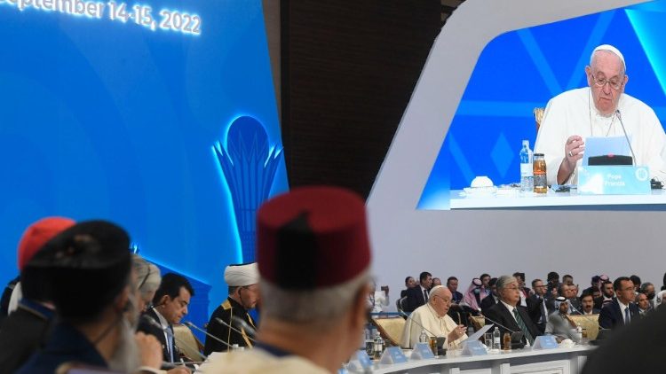 Papa en Kazajstán: Las religiones son la fuente de la paz, no de la guerra