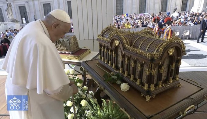 Papa: Teresa de Lisieux demuestra que la caridad es el motor de la misión
