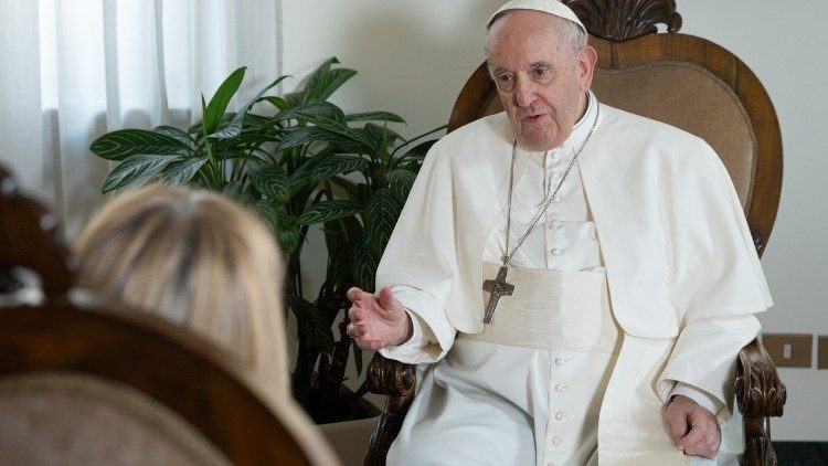 Las grandes enemigas del diálogo universal son las guerras, lamentó el Papa