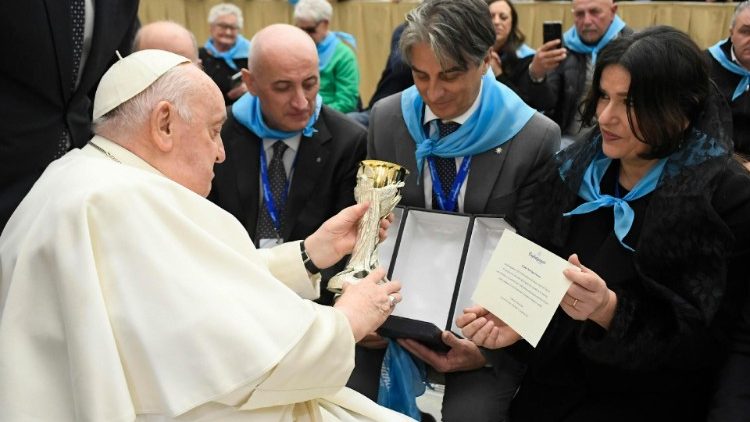 Para Francisco, 'el mundo necesita artesanos de paz y fraternidad'