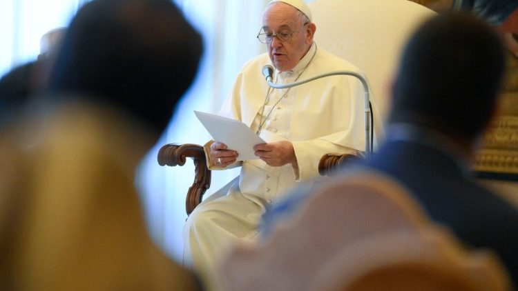 "Para luchar contra la pobreza necesitamos crear empleo", señaló el Papa