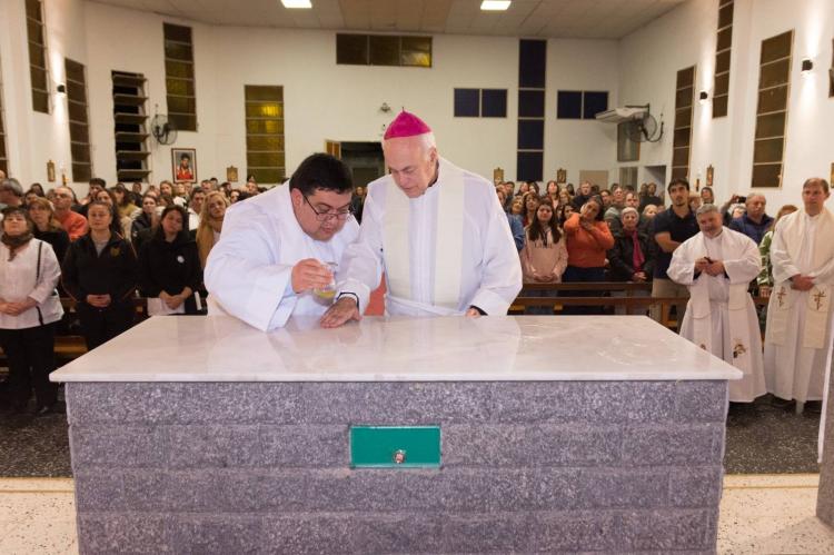 Paraná: Mons. Puiggari consagró el templo y altar de una parroquia Paraná: Mons. Puiggari consagró el templo y altar de una parroquia
