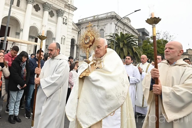 Paraná: Mons. Puiggari se despidió de la arquidiócesis en una misa solemne Paraná: Mons. Puiggari se despidió de la arquidiócesis en una misa solemne