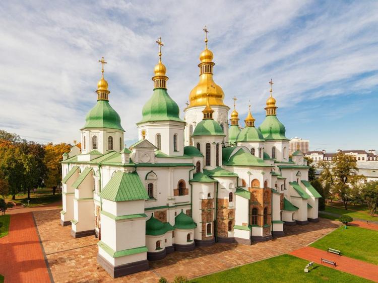 Piden y rezan para que Rusia no destruya la catedral de Santa Sofía en Kiev