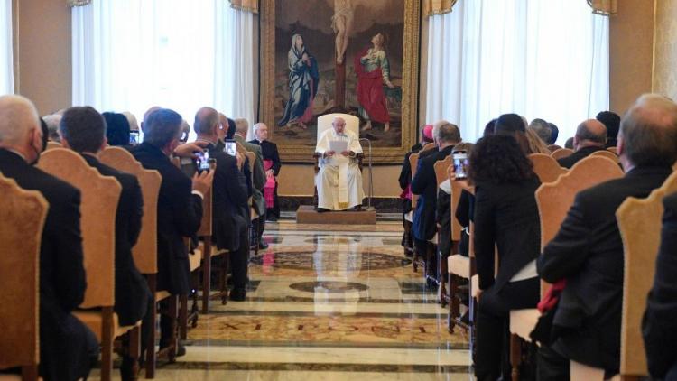 Presten atención a las personas, pidió el Papa a los comunicadores