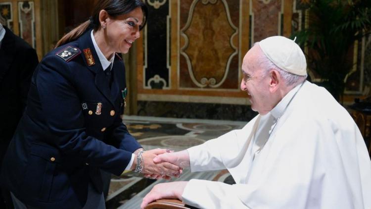 Prevención y protección para erradicar la violencia contra las mujeres, pide el Papa