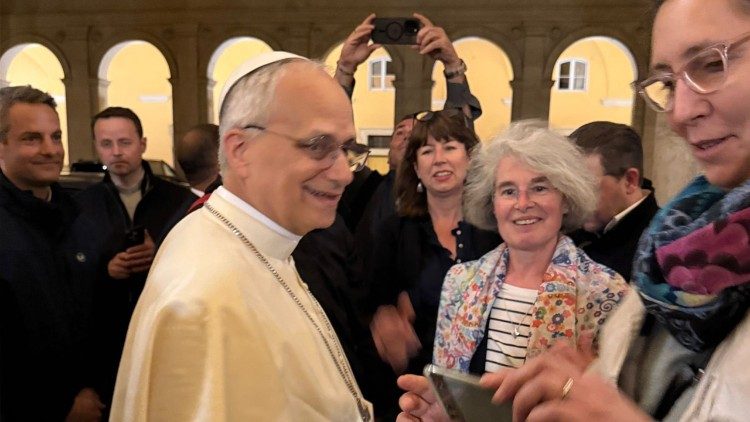 Primera aparición de León XIV: bendición, selfies y agradecimiento Primera aparición de León XIV: bendición, selfies y agradecimiento