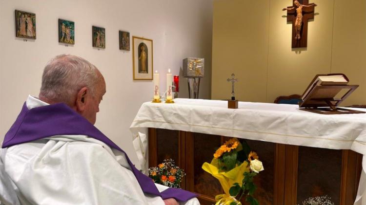 Primera imagen del Papa desde su internación durante la misa en la capilla del Gemelli