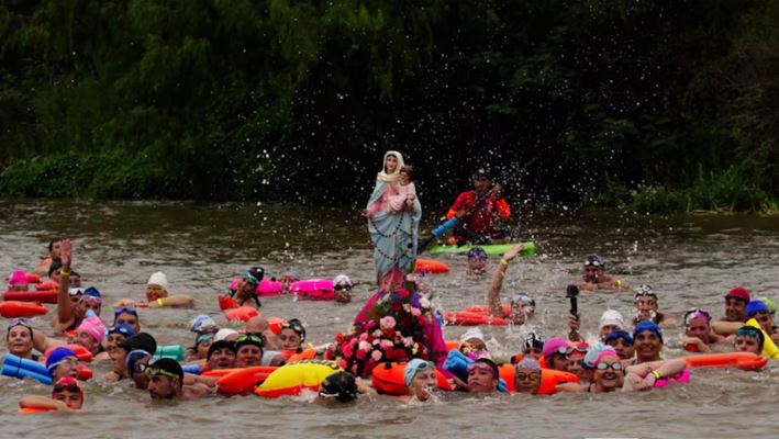 San Nicolás: procesión a nado convocó a más de 450 fieles en honor de la Virgen