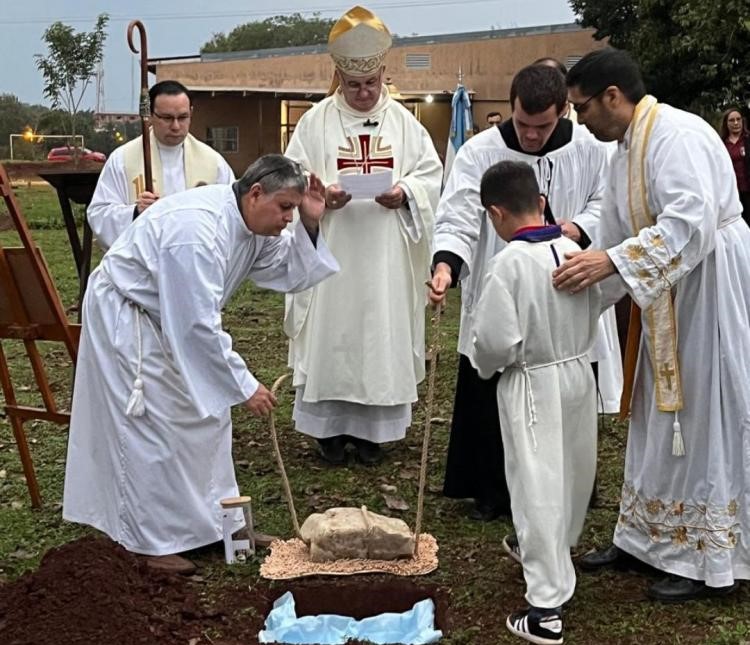 Puerto Iguazú: Mons. Baisi bendijo la piedra fundamental de una futura escuela