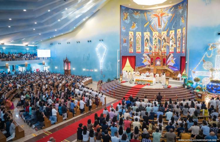 Multitudinaria misa en el primer lugar de culto cristiano en Qatar