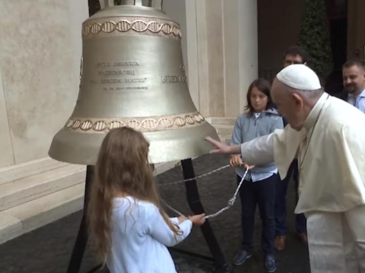 La campana bendecida por el Papa en favor de la vida recorre Ecuador