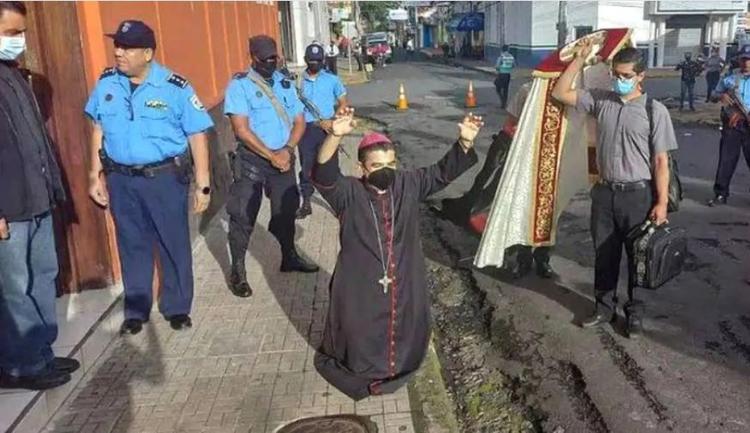 Régimen nicaragüense decreta que obispo detenido siga bajo arresto domiciliario