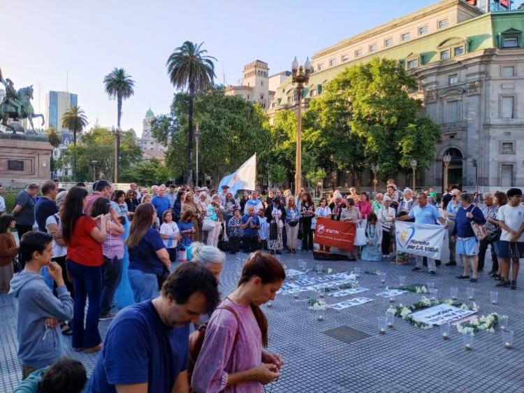 Rezaron el Rosario ante la Casa de Gobierno