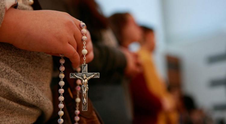 Por la salud del Papa Francisco: rosario en la plaza de San Pedro y misa en Constitución