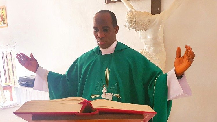 Un sacerdote nigeriano vuelve al ministerio tras dos semanas de secuestro