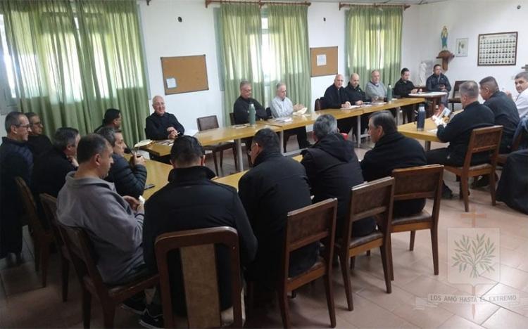 Capellanes castrenses participan de una jornada de ejercicios espirituales