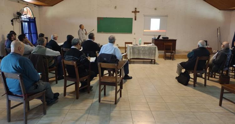 Sacerdotes y diáconos comparten una jornada de formación pastoral