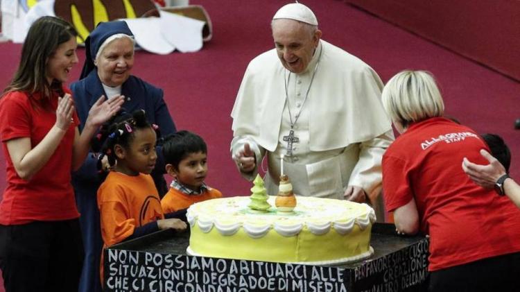 "Se gobierna con la cabeza, no con la rodilla", afirmó el Papa a sus flamantes 86 años