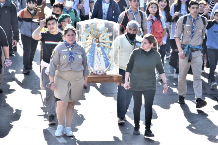 Jóvenes lomenses peregrinan a Longchamps para rezar por la paz