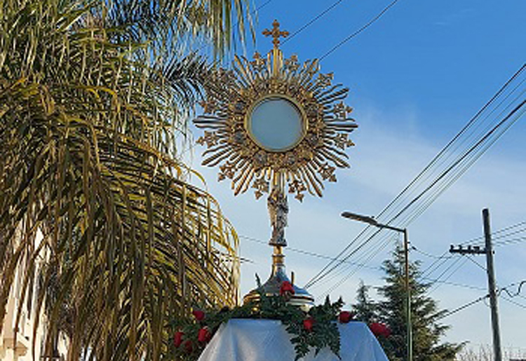 Se realizó la procesión de Corpus en parroquias y decanatos de La Plata