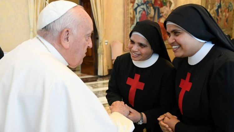 'Sean audaces en el amor por los enfermos', pidió el Papa a religiosas